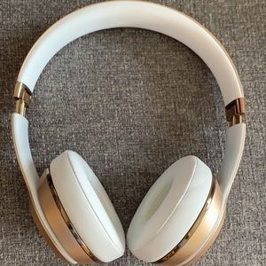 Gold Wireless Beats Solo 3